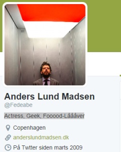 Anders Lund Madsens bio-profil på Twitter er som manden selv.